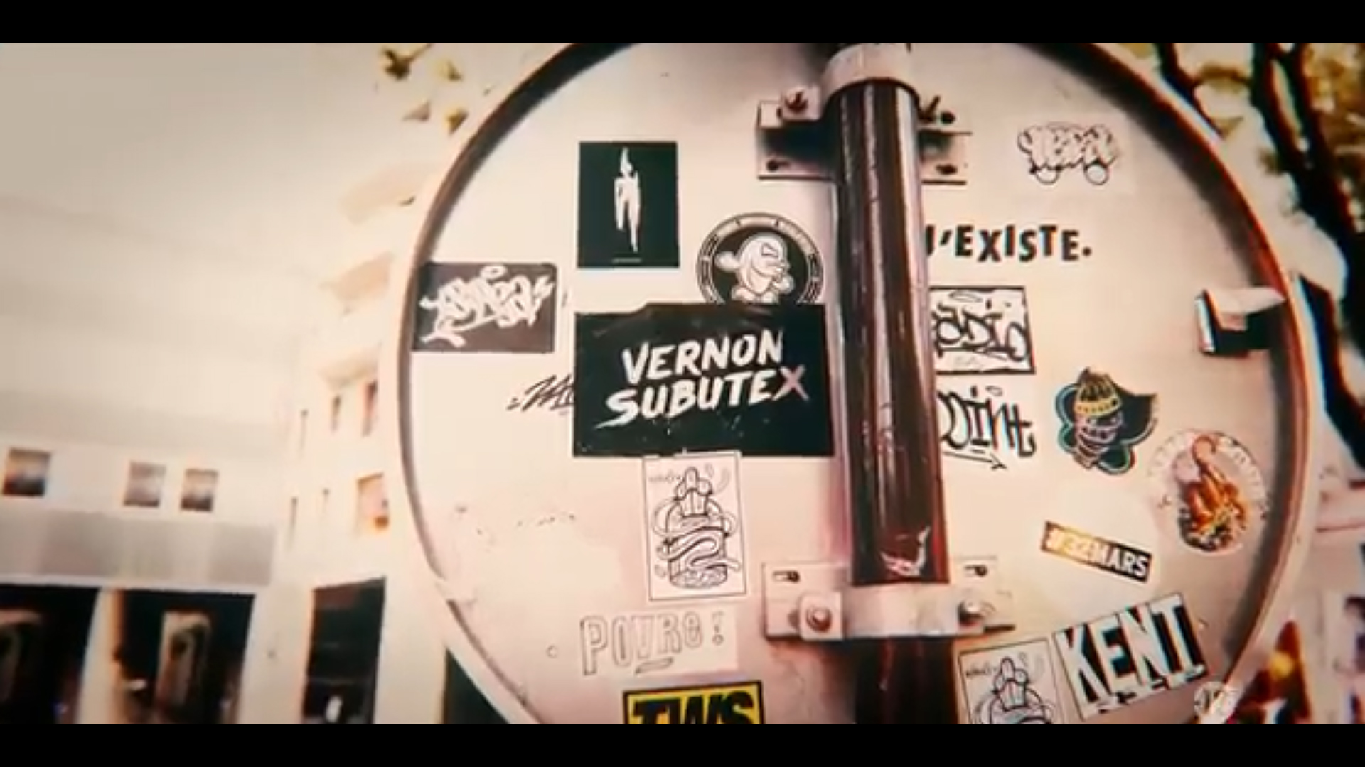 vernon-subutex-street-art-sticker-stickers-j-existe